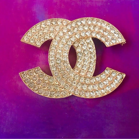 FabulouslyFitted | A Crowd Brooches Galore in Diamonds & Pearls - Picture 11 of 11